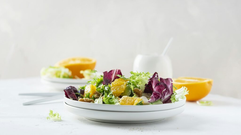 Salad with oranges and walnut