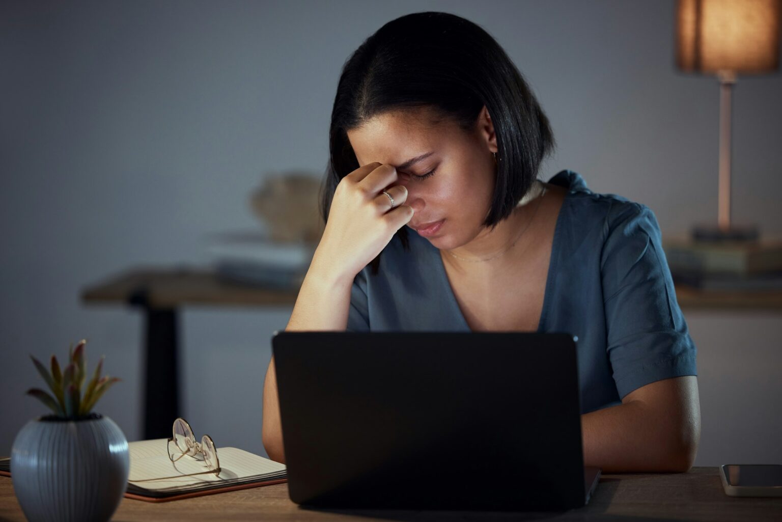 vermoeide vrouw met symptomen van ijzertekort zoals haaruitval en rusteloze benen